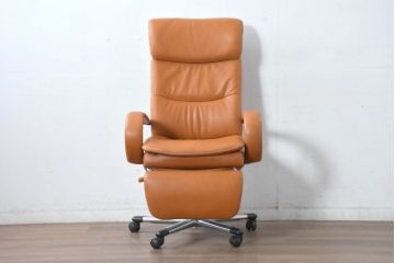 中古　美品　リクライニング機能付き　カリモク家具(karimoku)　最高級モデル　本革(レザー)　極上のフィット感と高級感を兼ね備えたデスクチェア(オフィスチェア、リクライニングチェア、アームチェア)(R-083541)