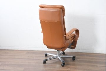 中古　美品　リクライニング機能付き　カリモク家具(karimoku)　最高級モデル　本革(レザー)　極上のフィット感と高級感を兼ね備えたデスクチェア(オフィスチェア、リクライニングチェア、アームチェア)(R-083541)