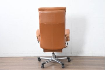 中古　美品　リクライニング機能付き　カリモク家具(karimoku)　最高級モデル　本革(レザー)　極上のフィット感と高級感を兼ね備えたデスクチェア(オフィスチェア、リクライニングチェア、アームチェア)(R-083541)