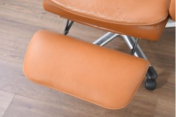 中古　美品　リクライニング機能付き　カリモク家具(karimoku)　最高級モデル　本革(レザー)　極上のフィット感と高級感を兼ね備えたデスクチェア(オフィスチェア、リクライニングチェア、アームチェア)(R-083541)