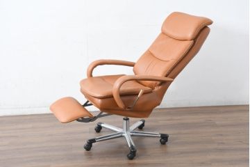 中古　美品　リクライニング機能付き　カリモク家具(karimoku)　最高級モデル　本革(レザー)　極上のフィット感と高級感を兼ね備えたデスクチェア(オフィスチェア、リクライニングチェア、アームチェア)(R-083541)