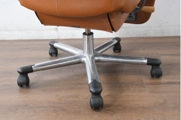 中古　美品　リクライニング機能付き　カリモク家具(karimoku)　最高級モデル　本革(レザー)　極上のフィット感と高級感を兼ね備えたデスクチェア(オフィスチェア、リクライニングチェア、アームチェア)(R-083541)