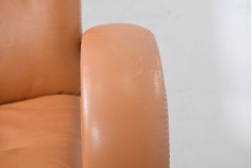 中古　美品　リクライニング機能付き　カリモク家具(karimoku)　最高級モデル　本革(レザー)　極上のフィット感と高級感を兼ね備えたデスクチェア(オフィスチェア、リクライニングチェア、アームチェア)(R-083541)