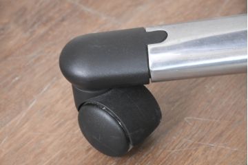 中古　美品　リクライニング機能付き　カリモク家具(karimoku)　最高級モデル　本革(レザー)　極上のフィット感と高級感を兼ね備えたデスクチェア(オフィスチェア、リクライニングチェア、アームチェア)(R-083541)