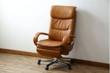 中古　美品　リクライニング機能付き　カリモク家具(karimoku)　最高級モデル　本革(レザー)　極上のフィット感と高級感を兼ね備えたデスクチェア(オフィスチェア、リクライニングチェア、アームチェア)(R-083541)