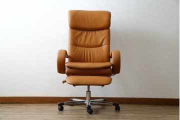 中古　美品　リクライニング機能付き　カリモク家具(karimoku)　最高級モデル　本革(レザー)　極上のフィット感と高級感を兼ね備えたデスクチェア(オフィスチェア、リクライニングチェア、アームチェア)(R-083541)
