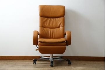 中古　美品　リクライニング機能付き　カリモク家具(karimoku)　最高級モデル　本革(レザー)　極上のフィット感と高級感を兼ね備えたデスクチェア(オフィスチェア、リクライニングチェア、アームチェア)(R-083541)