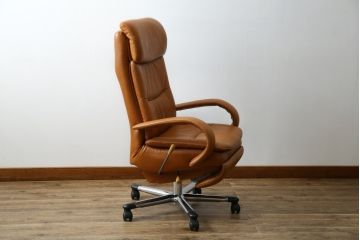 中古　美品　リクライニング機能付き　カリモク家具(karimoku)　最高級モデル　本革(レザー)　極上のフィット感と高級感を兼ね備えたデスクチェア(オフィスチェア、リクライニングチェア、アームチェア)(R-083541)