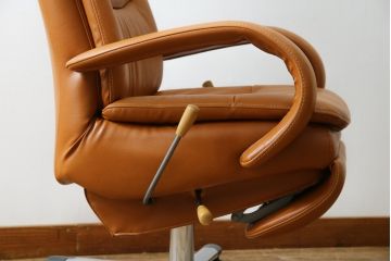 中古　美品　リクライニング機能付き　カリモク家具(karimoku)　最高級モデル　本革(レザー)　極上のフィット感と高級感を兼ね備えたデスクチェア(オフィスチェア、リクライニングチェア、アームチェア)(R-083541)