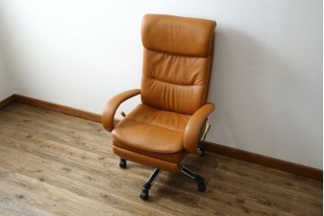 中古　美品　リクライニング機能付き　カリモク家具(karimoku)　最高級モデル　本革(レザー)　極上のフィット感と高級感を兼ね備えたデスクチェア(オフィスチェア、リクライニングチェア、アームチェア)(R-083541)