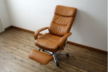 中古　美品　リクライニング機能付き　カリモク家具(karimoku)　最高級モデル　本革(レザー)　極上のフィット感と高級感を兼ね備えたデスクチェア(オフィスチェア、リクライニングチェア、アームチェア)(R-083541)