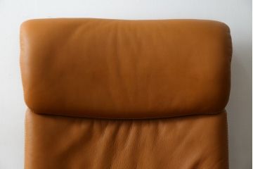 中古　美品　リクライニング機能付き　カリモク家具(karimoku)　最高級モデル　本革(レザー)　極上のフィット感と高級感を兼ね備えたデスクチェア(オフィスチェア、リクライニングチェア、アームチェア)(R-083541)