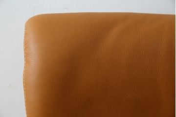 中古　美品　リクライニング機能付き　カリモク家具(karimoku)　最高級モデル　本革(レザー)　極上のフィット感と高級感を兼ね備えたデスクチェア(オフィスチェア、リクライニングチェア、アームチェア)(R-083541)