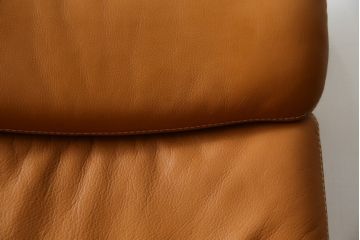 中古　美品　リクライニング機能付き　カリモク家具(karimoku)　最高級モデル　本革(レザー)　極上のフィット感と高級感を兼ね備えたデスクチェア(オフィスチェア、リクライニングチェア、アームチェア)(R-083541)