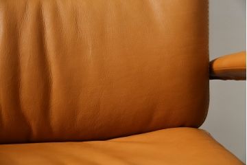 中古　美品　リクライニング機能付き　カリモク家具(karimoku)　最高級モデル　本革(レザー)　極上のフィット感と高級感を兼ね備えたデスクチェア(オフィスチェア、リクライニングチェア、アームチェア)(R-083541)