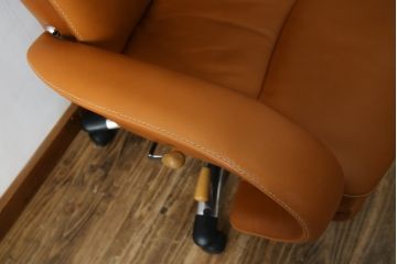 中古　美品　リクライニング機能付き　カリモク家具(karimoku)　最高級モデル　本革(レザー)　極上のフィット感と高級感を兼ね備えたデスクチェア(オフィスチェア、リクライニングチェア、アームチェア)(R-083541)