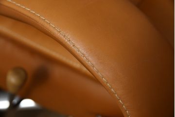 中古　美品　リクライニング機能付き　カリモク家具(karimoku)　最高級モデル　本革(レザー)　極上のフィット感と高級感を兼ね備えたデスクチェア(オフィスチェア、リクライニングチェア、アームチェア)(R-083541)