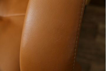 中古　美品　リクライニング機能付き　カリモク家具(karimoku)　最高級モデル　本革(レザー)　極上のフィット感と高級感を兼ね備えたデスクチェア(オフィスチェア、リクライニングチェア、アームチェア)(R-083541)