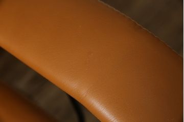 中古　美品　リクライニング機能付き　カリモク家具(karimoku)　最高級モデル　本革(レザー)　極上のフィット感と高級感を兼ね備えたデスクチェア(オフィスチェア、リクライニングチェア、アームチェア)(R-083541)