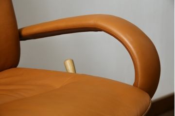 中古　美品　リクライニング機能付き　カリモク家具(karimoku)　最高級モデル　本革(レザー)　極上のフィット感と高級感を兼ね備えたデスクチェア(オフィスチェア、リクライニングチェア、アームチェア)(R-083541)