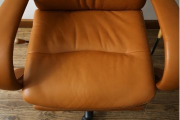 中古　美品　リクライニング機能付き　カリモク家具(karimoku)　最高級モデル　本革(レザー)　極上のフィット感と高級感を兼ね備えたデスクチェア(オフィスチェア、リクライニングチェア、アームチェア)(R-083541)