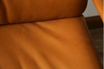 中古　美品　リクライニング機能付き　カリモク家具(karimoku)　最高級モデル　本革(レザー)　極上のフィット感と高級感を兼ね備えたデスクチェア(オフィスチェア、リクライニングチェア、アームチェア)(R-083541)