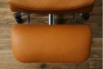 中古　美品　リクライニング機能付き　カリモク家具(karimoku)　最高級モデル　本革(レザー)　極上のフィット感と高級感を兼ね備えたデスクチェア(オフィスチェア、リクライニングチェア、アームチェア)(R-083541)