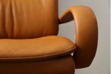 中古　美品　リクライニング機能付き　カリモク家具(karimoku)　最高級モデル　本革(レザー)　極上のフィット感と高級感を兼ね備えたデスクチェア(オフィスチェア、リクライニングチェア、アームチェア)(R-083541)