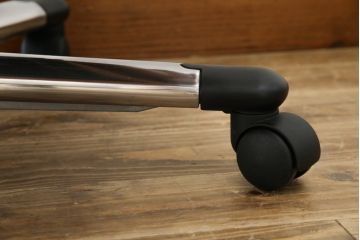 中古　美品　リクライニング機能付き　カリモク家具(karimoku)　最高級モデル　本革(レザー)　極上のフィット感と高級感を兼ね備えたデスクチェア(オフィスチェア、リクライニングチェア、アームチェア)(R-083541)
