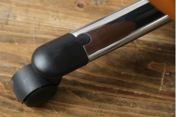 中古　美品　リクライニング機能付き　カリモク家具(karimoku)　最高級モデル　本革(レザー)　極上のフィット感と高級感を兼ね備えたデスクチェア(オフィスチェア、リクライニングチェア、アームチェア)(R-083541)