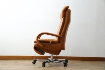 中古　美品　リクライニング機能付き　カリモク家具(karimoku)　最高級モデル　本革(レザー)　極上のフィット感と高級感を兼ね備えたデスクチェア(オフィスチェア、リクライニングチェア、アームチェア)(R-083541)