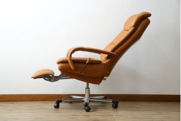 中古　美品　リクライニング機能付き　カリモク家具(karimoku)　最高級モデル　本革(レザー)　極上のフィット感と高級感を兼ね備えたデスクチェア(オフィスチェア、リクライニングチェア、アームチェア)(R-083541)