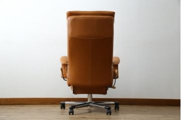 中古　美品　リクライニング機能付き　カリモク家具(karimoku)　最高級モデル　本革(レザー)　極上のフィット感と高級感を兼ね備えたデスクチェア(オフィスチェア、リクライニングチェア、アームチェア)(R-083541)