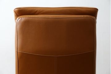 中古　美品　リクライニング機能付き　カリモク家具(karimoku)　最高級モデル　本革(レザー)　極上のフィット感と高級感を兼ね備えたデスクチェア(オフィスチェア、リクライニングチェア、アームチェア)(R-083541)