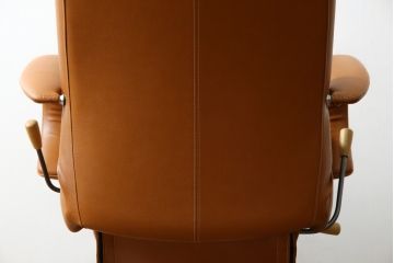 中古　美品　リクライニング機能付き　カリモク家具(karimoku)　最高級モデル　本革(レザー)　極上のフィット感と高級感を兼ね備えたデスクチェア(オフィスチェア、リクライニングチェア、アームチェア)(R-083541)