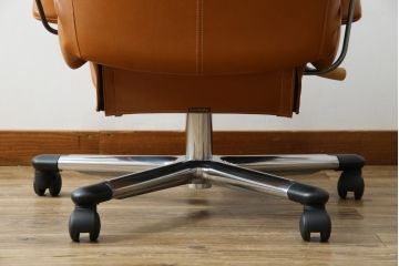 中古　美品　リクライニング機能付き　カリモク家具(karimoku)　最高級モデル　本革(レザー)　極上のフィット感と高級感を兼ね備えたデスクチェア(オフィスチェア、リクライニングチェア、アームチェア)(R-083541)