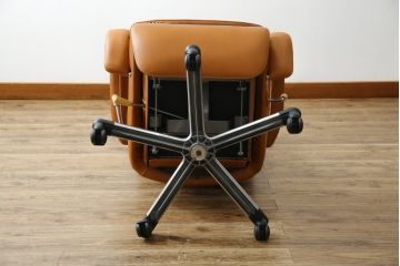 中古　美品　リクライニング機能付き　カリモク家具(karimoku)　最高級モデル　本革(レザー)　極上のフィット感と高級感を兼ね備えたデスクチェア(オフィスチェア、リクライニングチェア、アームチェア)(R-083541)