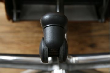 中古　美品　リクライニング機能付き　カリモク家具(karimoku)　最高級モデル　本革(レザー)　極上のフィット感と高級感を兼ね備えたデスクチェア(オフィスチェア、リクライニングチェア、アームチェア)(R-083541)