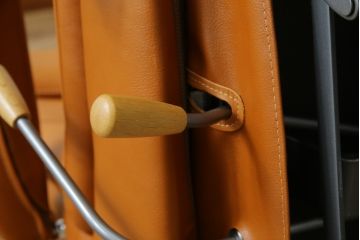 中古　美品　リクライニング機能付き　カリモク家具(karimoku)　最高級モデル　本革(レザー)　極上のフィット感と高級感を兼ね備えたデスクチェア(オフィスチェア、リクライニングチェア、アームチェア)(R-083541)