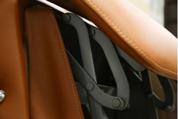 中古　美品　リクライニング機能付き　カリモク家具(karimoku)　最高級モデル　本革(レザー)　極上のフィット感と高級感を兼ね備えたデスクチェア(オフィスチェア、リクライニングチェア、アームチェア)(R-083541)