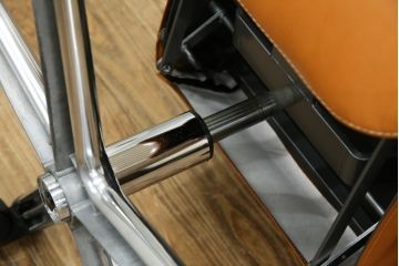 中古　美品　リクライニング機能付き　カリモク家具(karimoku)　最高級モデル　本革(レザー)　極上のフィット感と高級感を兼ね備えたデスクチェア(オフィスチェア、リクライニングチェア、アームチェア)(R-083541)