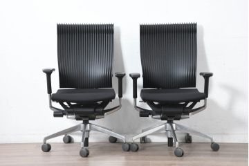 中古　超美品!!　展示品　イトーキ(ITOKI)　アルミミラー仕上げ　エラストマーバック　スピーナチェア(Spina)　高級感と快適性を兼ね備えたオフィスチェア2脚セット(アームチェア、デスクチェア、回転チェア、椅子、イス、バラ売り可能   )(定価2脚で約50万円)(R-083542)