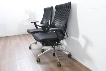 中古　超美品!!　展示品　イトーキ(ITOKI)　アルミミラー仕上げ　エラストマーバック　スピーナチェア(Spina)　高級感と快適性を兼ね備えたオフィスチェア2脚セット(アームチェア、デスクチェア、回転チェア、椅子、イス、バラ売り可能   )(定価2脚で約50万円)(R-083542)