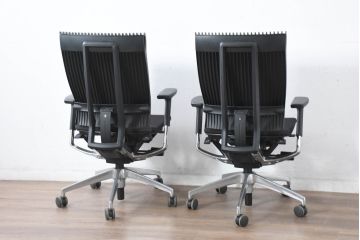 中古　超美品!!　展示品　イトーキ(ITOKI)　アルミミラー仕上げ　エラストマーバック　スピーナチェア(Spina)　高級感と快適性を兼ね備えたオフィスチェア2脚セット(アームチェア、デスクチェア、回転チェア、椅子、イス、バラ売り可能   )(定価2脚で約50万円)(R-083542)