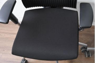 中古　超美品!!　展示品　イトーキ(ITOKI)　アルミミラー仕上げ　エラストマーバック　スピーナチェア(Spina)　高級感と快適性を兼ね備えたオフィスチェア2脚セット(アームチェア、デスクチェア、回転チェア、椅子、イス、バラ売り可能   )(定価2脚で約50万円)(R-083542)