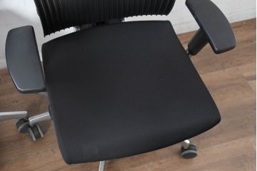 中古　超美品!!　展示品　イトーキ(ITOKI)　アルミミラー仕上げ　エラストマーバック　スピーナチェア(Spina)　高級感と快適性を兼ね備えたオフィスチェア2脚セット(アームチェア、デスクチェア、回転チェア、椅子、イス、バラ売り可能   )(定価2脚で約50万円)(R-083542)