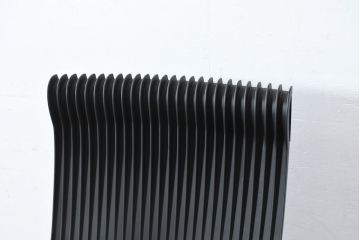 中古　超美品!!　展示品　イトーキ(ITOKI)　アルミミラー仕上げ　エラストマーバック　スピーナチェア(Spina)　高級感と快適性を兼ね備えたオフィスチェア2脚セット(アームチェア、デスクチェア、回転チェア、椅子、イス、バラ売り可能   )(定価2脚で約50万円)(R-083542)