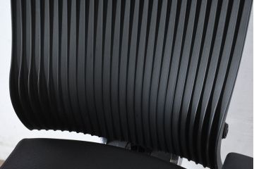 中古　超美品!!　展示品　イトーキ(ITOKI)　アルミミラー仕上げ　エラストマーバック　スピーナチェア(Spina)　高級感と快適性を兼ね備えたオフィスチェア2脚セット(アームチェア、デスクチェア、回転チェア、椅子、イス、バラ売り可能   )(定価2脚で約50万円)(R-083542)