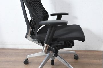 中古　超美品!!　展示品　イトーキ(ITOKI)　アルミミラー仕上げ　エラストマーバック　スピーナチェア(Spina)　高級感と快適性を兼ね備えたオフィスチェア2脚セット(アームチェア、デスクチェア、回転チェア、椅子、イス、バラ売り可能   )(定価2脚で約50万円)(R-083542)
