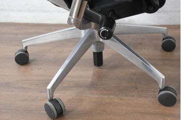 中古　超美品!!　展示品　イトーキ(ITOKI)　アルミミラー仕上げ　エラストマーバック　スピーナチェア(Spina)　高級感と快適性を兼ね備えたオフィスチェア2脚セット(アームチェア、デスクチェア、回転チェア、椅子、イス、バラ売り可能   )(定価2脚で約50万円)(R-083542)